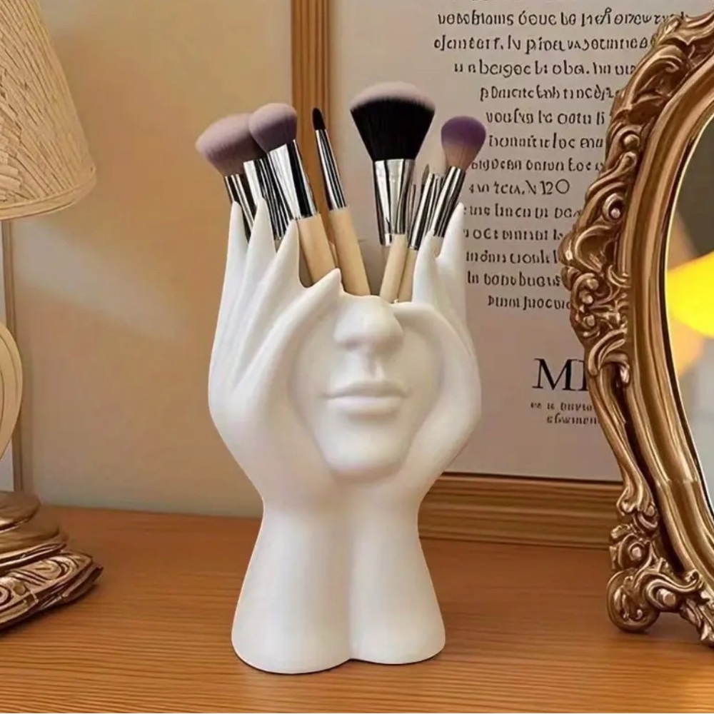 Light Weight Makeup Brush Holders with Pink Makeup Brushes